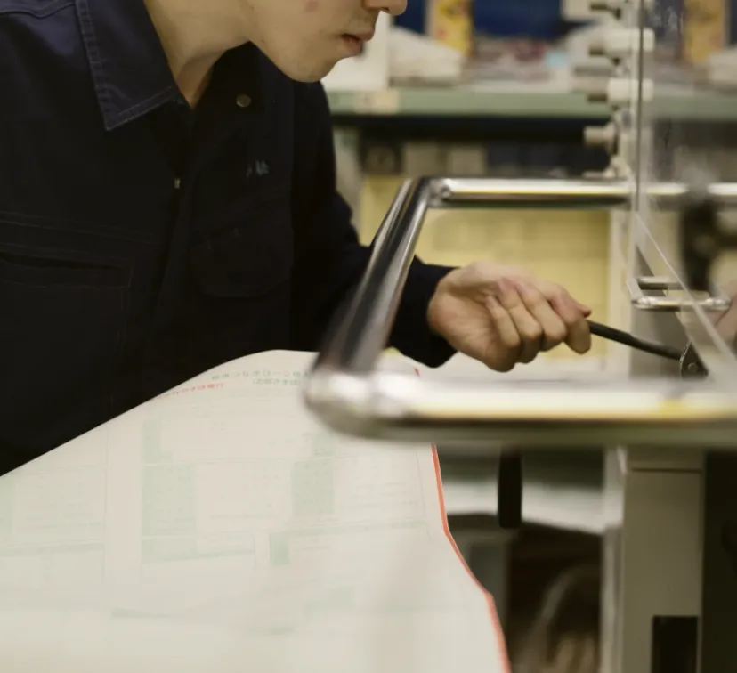 教えながらPCで作業する男女