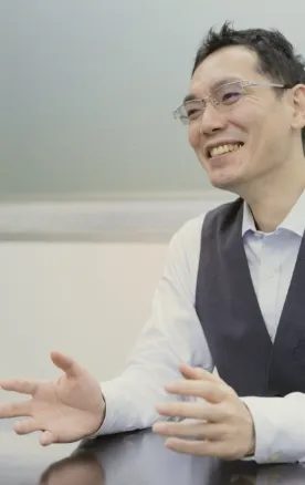 会話する女性
