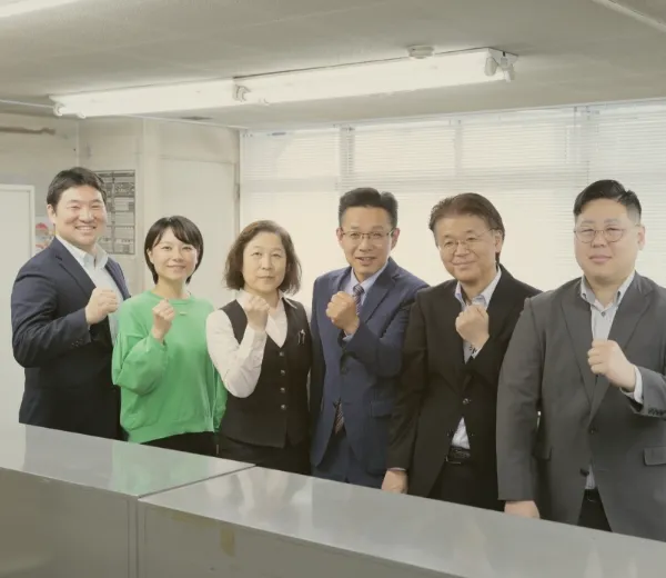 握手する男性