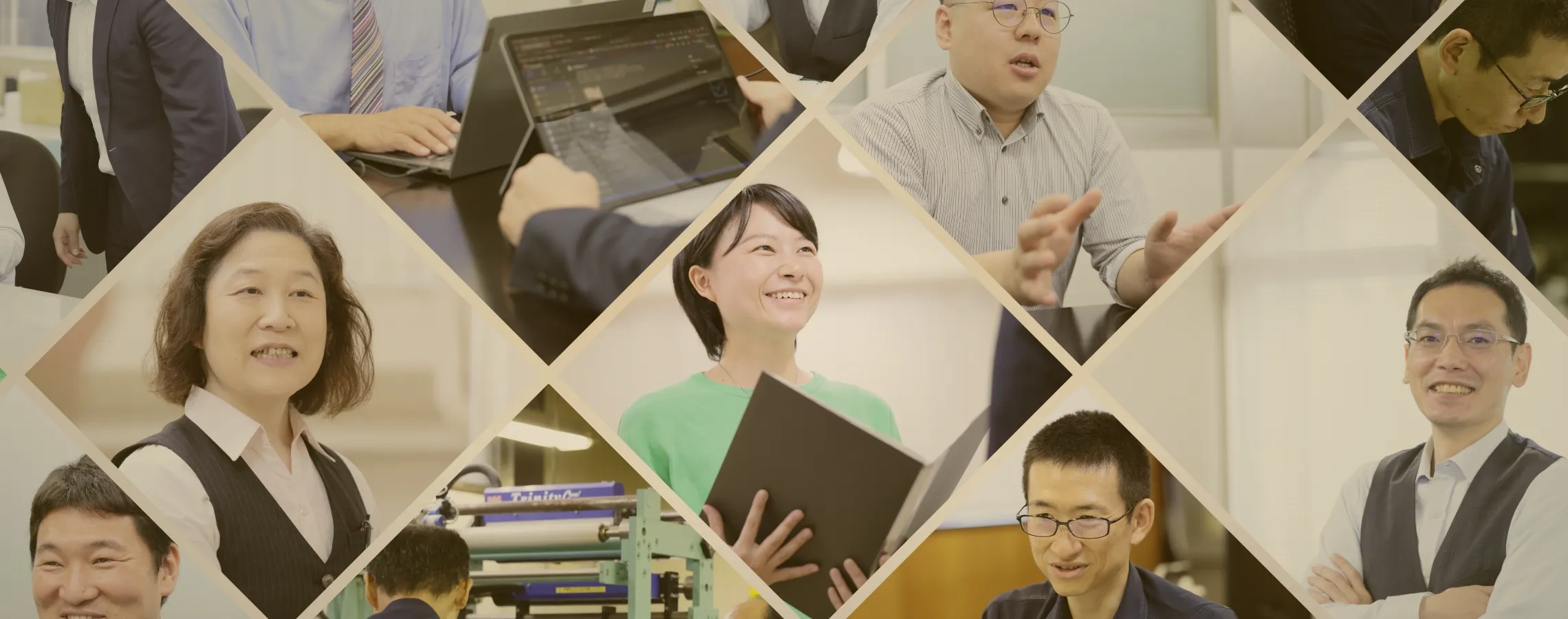 印刷物をひらく様子